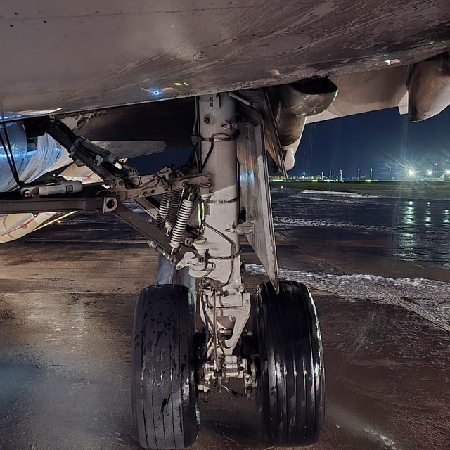 Rusya-Antalya seferini yapan uçağın motor bölümünde iniş sırasında yangın ç...