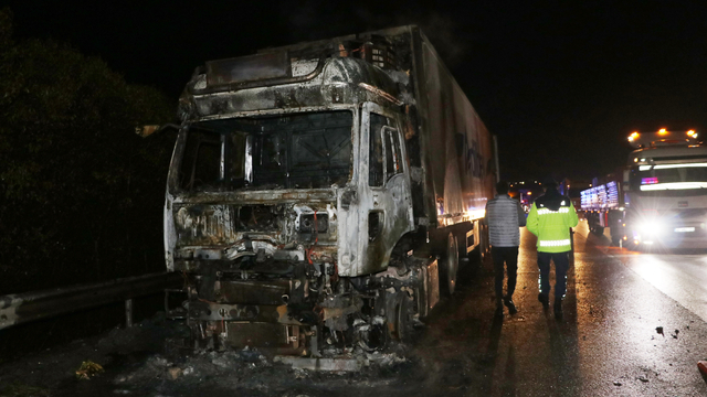 Anadolu Otoyolu'nun Kocaeli kesiminde muz yüklü tır yandı