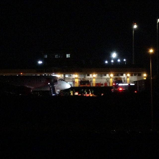 Antalya Havalimanı'na teker koyan uçağın motorunda yangın çıktı, 89 yolcu,...