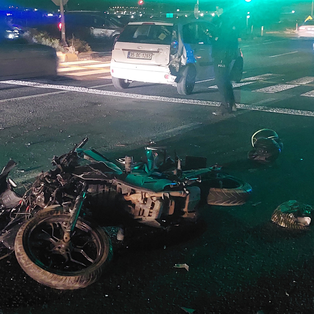 İzmir'de otomobille çarpışan motosikletteki 2 kişi yaralandı