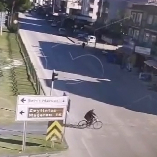Babasının öldüğü kavşakta, otomobilin bisikletine çarptığı kazada ağır yara...