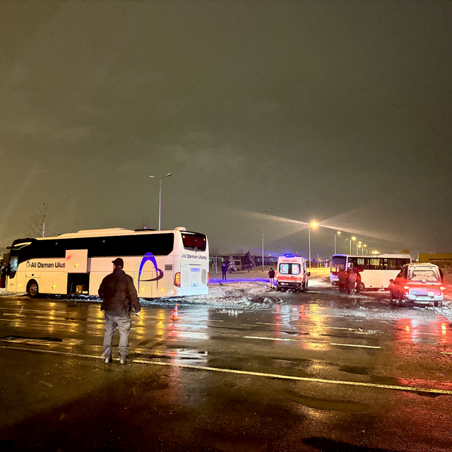 Kayseri'de yolcu otobüsü ve işçi servisinin çarpıştığı kazada 17 kişi yaral...