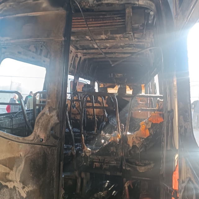 Antalya'da çıkan yangında ev ve 3 araç hasar gördü