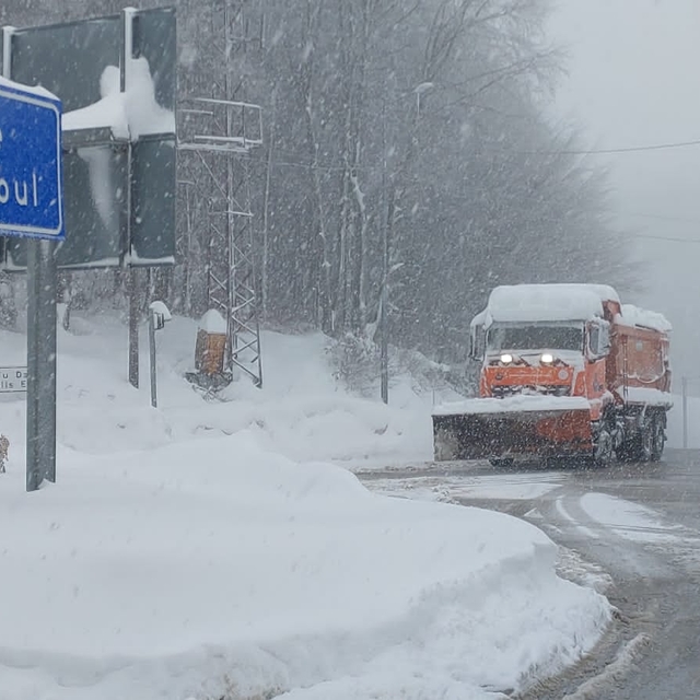 Bolu Dağı'nda yağış sürüyor; sürücülere kar lasiği uyarısı