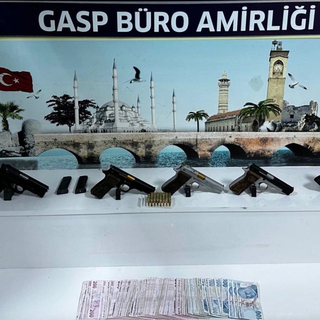 Adana'da eve ve araca düzenlenen silahlı saldırıyla ilgili 4 zanlı tutuklan...