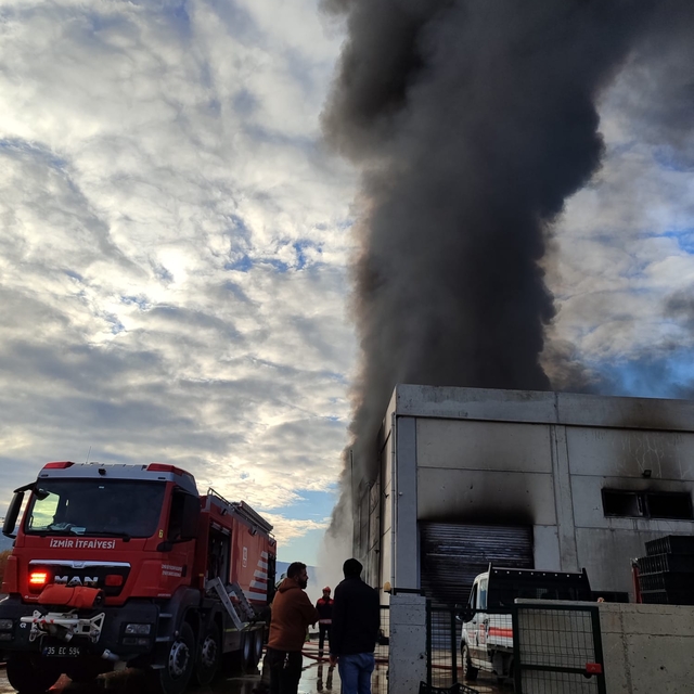 İzmir'de plastik kasa üretimi yapan fabrikada yangın çıktı