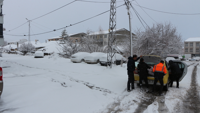 Karlıova'da 20 köy yolu ulaşıma kapandı, eğitime 1 gün ara