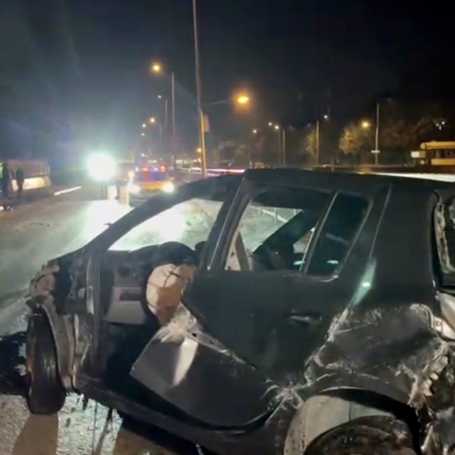 Bursa'da bariyerlere çarpan aracın sürücüsü yaralandı