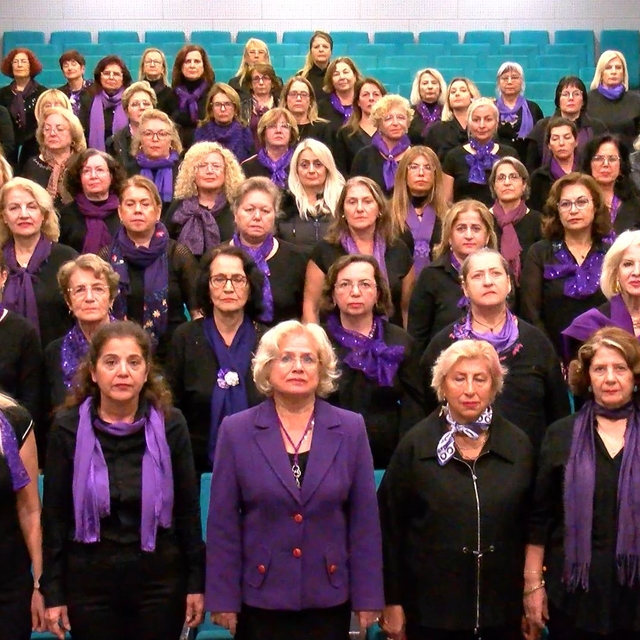 Mor fularlarla sahneye çıkıp, besteledikleri şarkıyla kadına şiddete 'dur'...