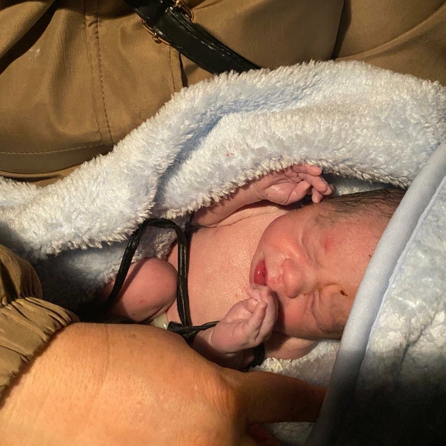 Hastaneye giderken araçları yolda kalan kadın, jandarma aracında doğum yapt...