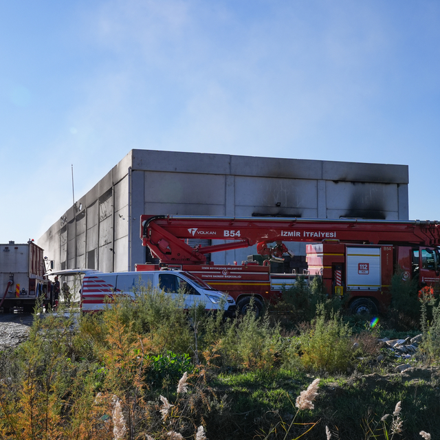GÜNCELLEME - İzmir'de plastik kasa üretilen fabrikada çıkan yangın söndürül...