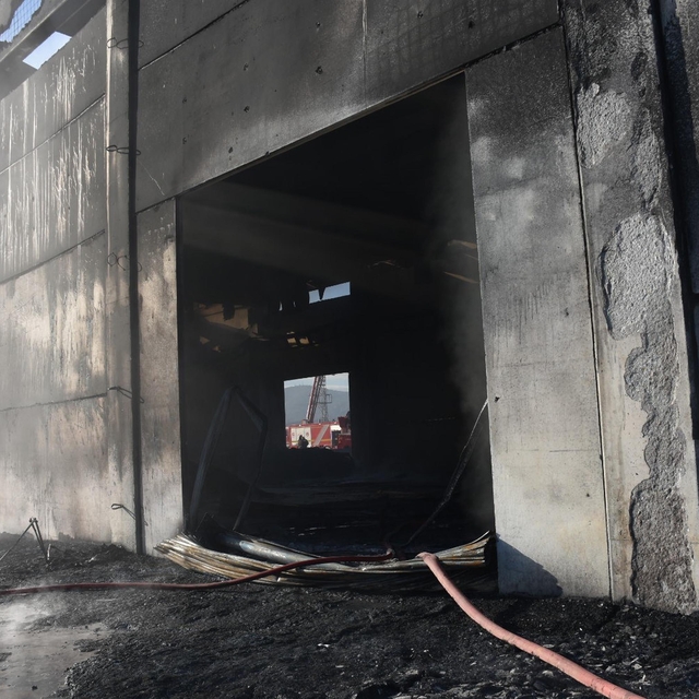 İzmir'de plastik kasa fabrikasında yangın (2)