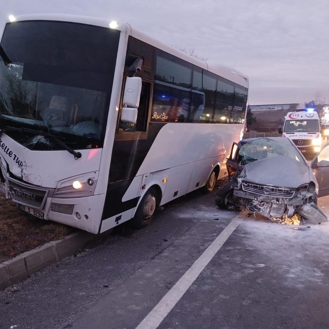 Tekirdağ'da otomobil ile midibüsün çarpışması sonucu 1 kişi öldü, 5 kişi ya...