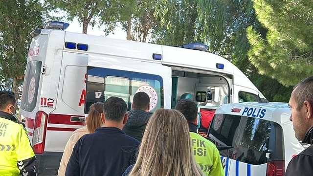 İzmir'de lise bahçesinde bıçaklı kavga: 3'ü öğrenci, 5 yaralı