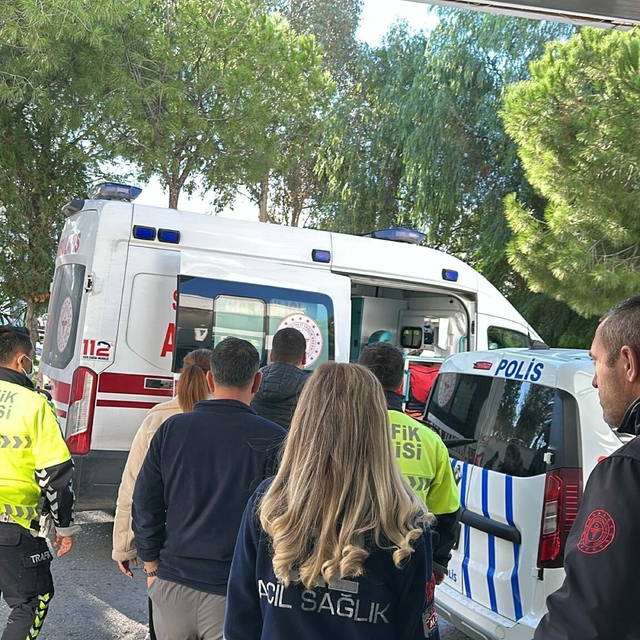 İzmir'de lise bahçesinde bıçaklı kavga: 3'ü öğrenci, 5 yaralı