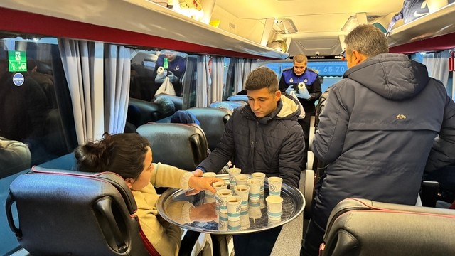 Mut'ta otogarda bekleyen yolculara çorba ve çay ikramı