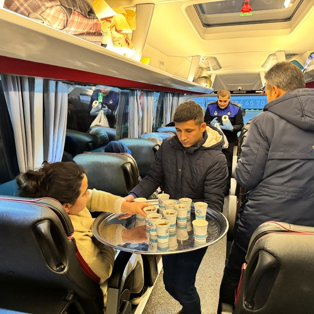 Mut'ta otogarda bekleyen yolculara çorba ve çay ikramı