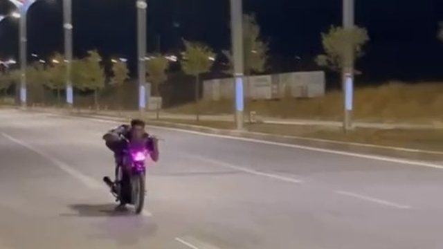 Elazığ'da motosiklet sürücüsünün tehlikeli yolculuğu kamerada