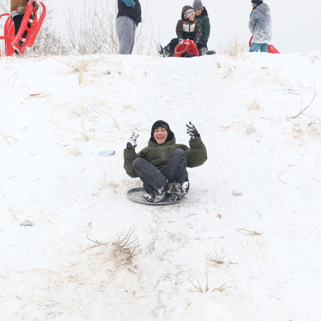Kayseri'de çocukların tepsi, poşet ve leğenle kar keyfi
