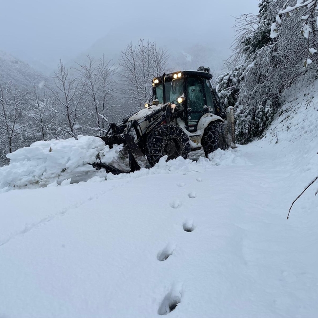 Karadeniz'de kar esareti; 715 köy ve mahalle yolu kapandı, okullar tatil (2...