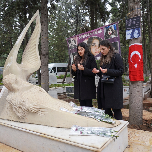Kadına şiddetin simge ismi Özgecan Aslan, mezarı başında anıldı