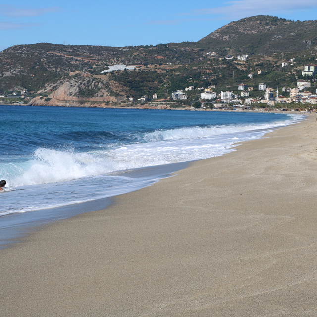 Alanya'da yaylalara kar yağdı, sahilde denize girildi