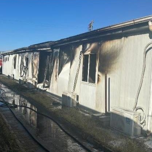 Manisa'da konteyner yatakhanede çıkan yangında 4 işçi yaralandı
