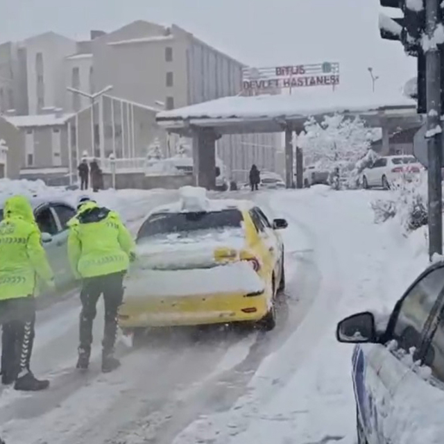 Bitlis'te 84 köy yolu ulaşıma kapandı (2)