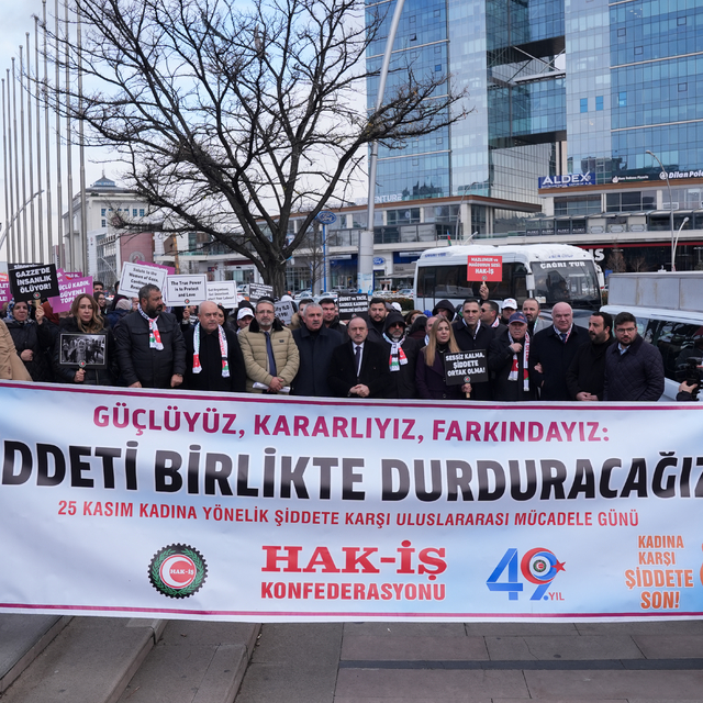 HAK-İŞ kadına yönelik şiddeti ABD'nin Ankara Büyükelçiliği önünde protesto...