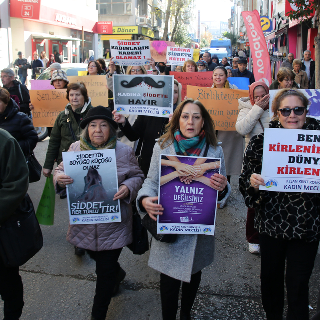 Edirne'de kadınlardan şiddete karşı yürüyüş