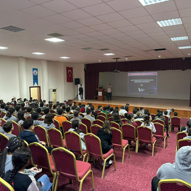 Adana'da öğrencilere internetin bilinçli ve güvenli kullanımı anlatıldı