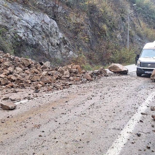 Karabük-Zonguldak kara yolundaki heyelan ulaşımı aksattı