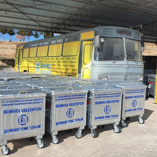 Demirci Belediyesine 366 çöp konteyneri hibe edildi