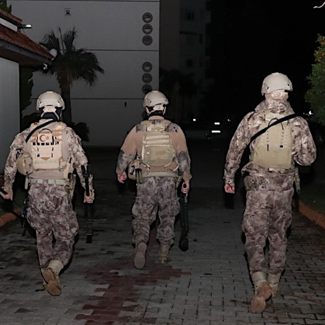 Mersin'de haraç istedikleri iddiasıyla yakalanan 7 zanlıdan 5'i tutuklandı