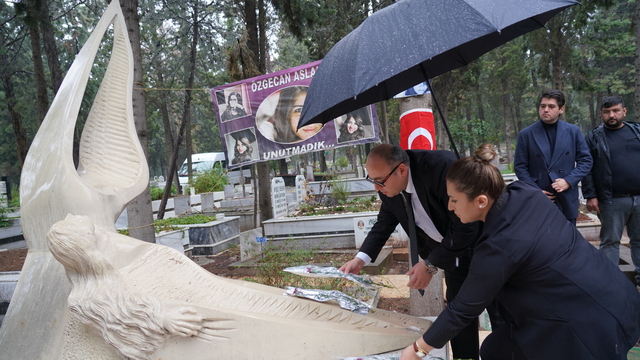 Mersin'de öldürülen Özgecan Aslan mezarı başında anıldı