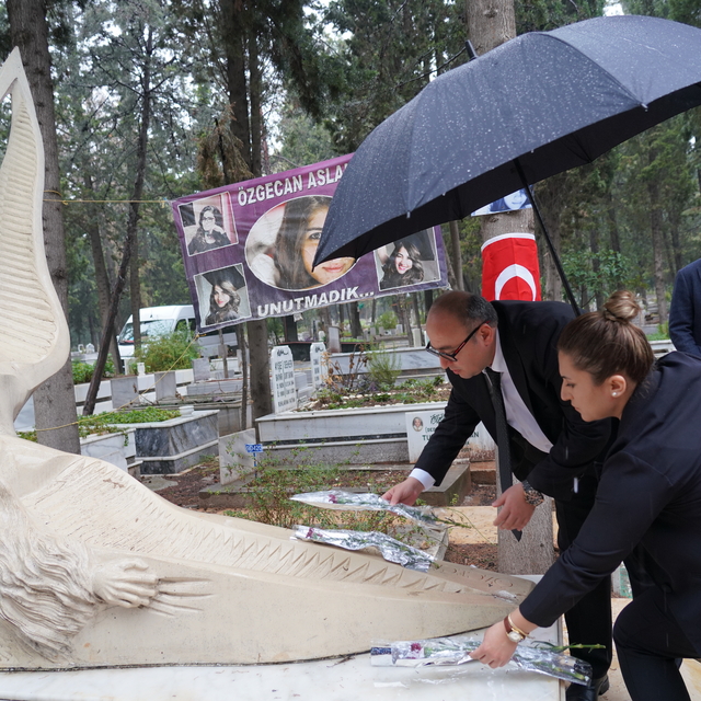 Mersin'de öldürülen Özgecan Aslan mezarı başında anıldı