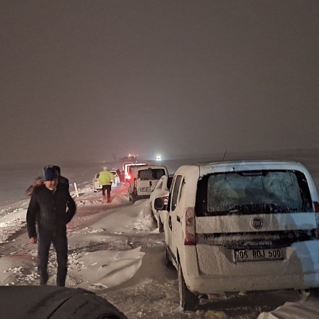 Kayseri'de belediye ekipleri tipide mahsur kalan 100 kişiyi kurtardı