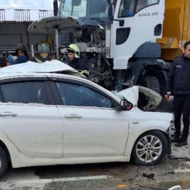 Kamyonla çarpışan otomobilin sürücüsü öldü