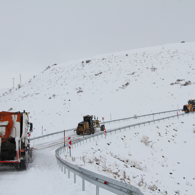 Talas'ta kar yağışı sonrası yol temizleme çalışmaları sürüyor