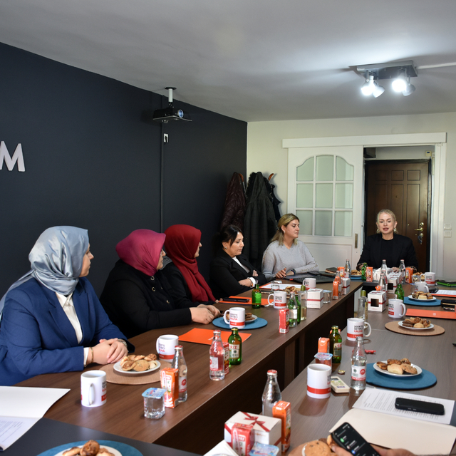 İzmir'de KADEM "Şiddete Seyirci Kalma" çağrısı yaptı