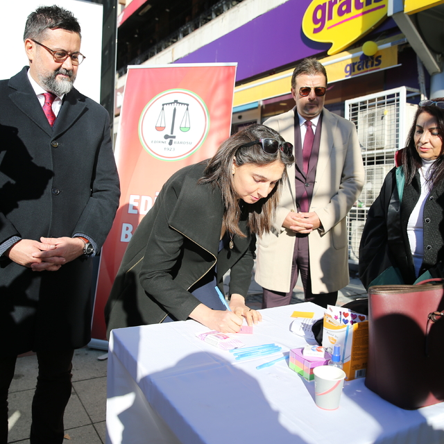 Edirne'de vatandaşlar, kurulan panoya "kadına yönelik şiddetin önlenmesine...