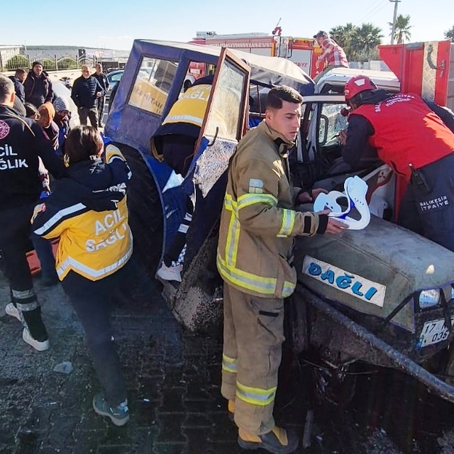 Ayvalık'ta traktör ile kamyonun çarpıştığı kazada 4 kişi yaralandı