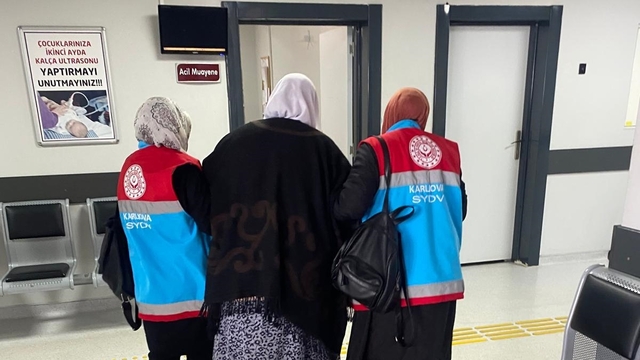 Evinde ayağı kırılan kadın temizlik için gelen Vefa ekibince hastaneye götürüldü