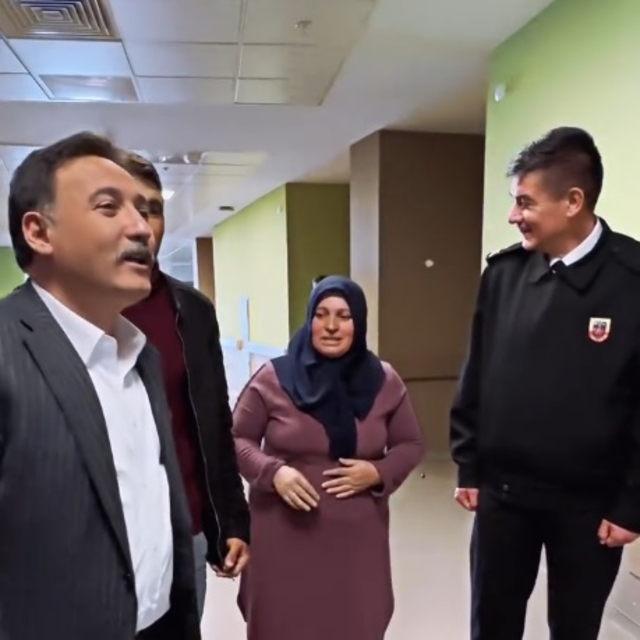 Hastaneye giderken araçları yolda kalan kadın, jandarma aracında doğum yapt...