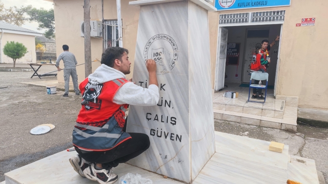 Osmaniye'de motosiklet kulübü üyeleri köy okulunun duvarlarını boyadı