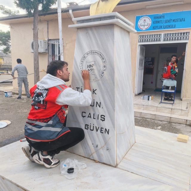Osmaniye'de motosiklet kulübü üyeleri köy okulunun duvarlarını boyadı