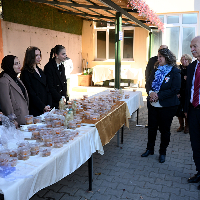 TÜ'de yetiştirilen bal kabağından hazırlanan tatlılar öğretim üyelerine ikr...
