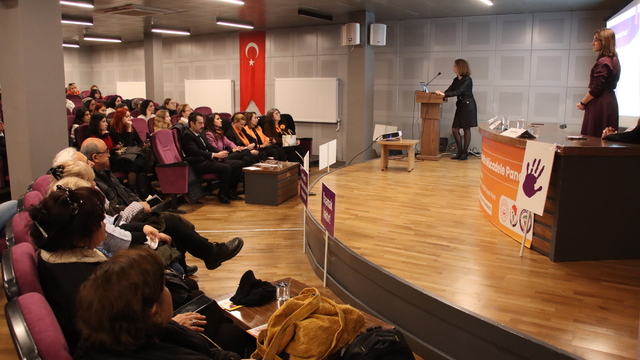 Kırklareli'nde "Kadına karşı şiddetle mücadele" konferansı gerçekleştirildi