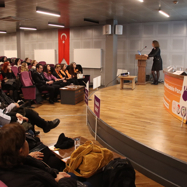 Kırklareli'nde "Kadına karşı şiddetle mücadele" konferansı gerçekleştirildi