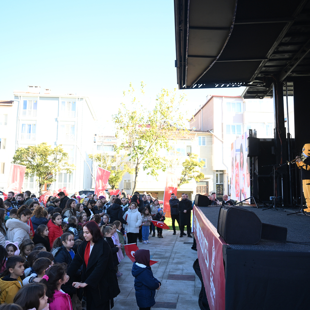 Edirne'de yenilenen 15 Temmuz Cumhuriyet ve Demokrasi Şehitleri Parkı'nda ç...
